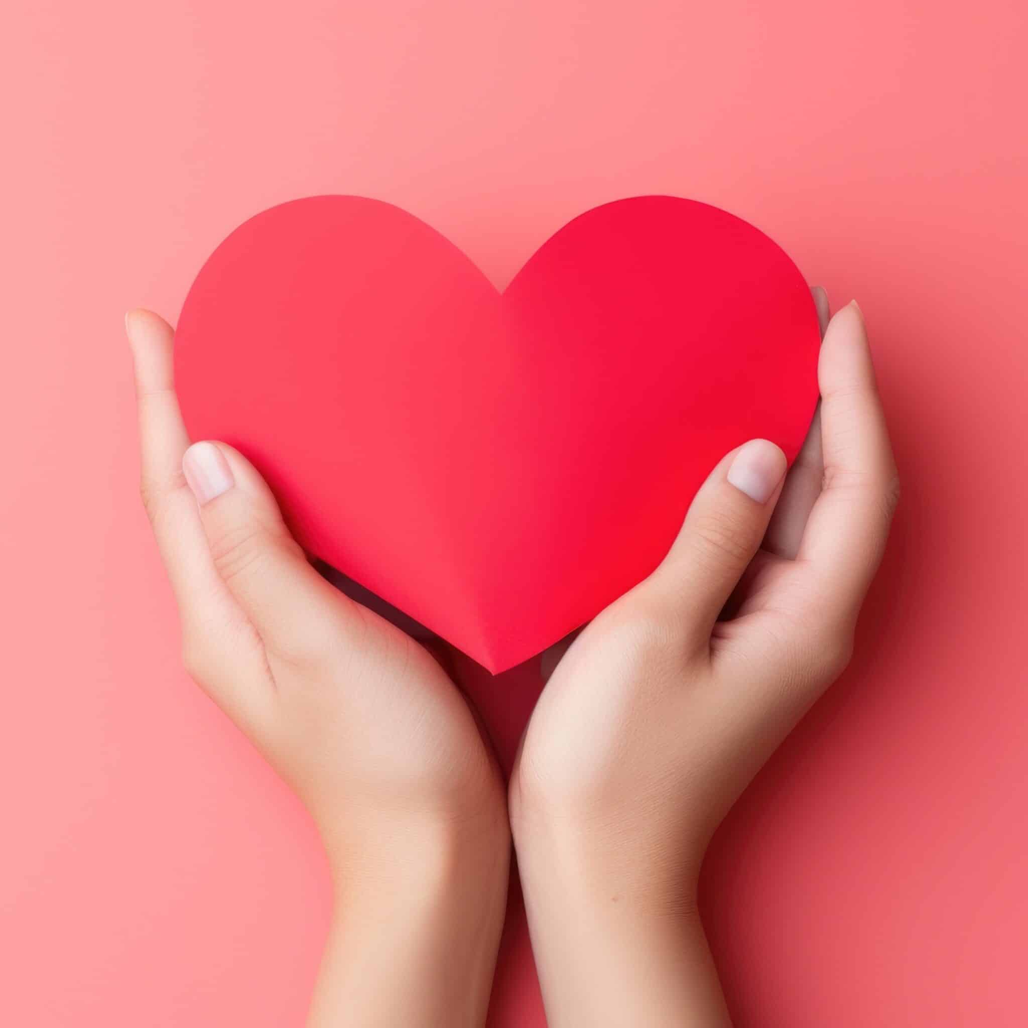 Junge Frauen Hände halten Papier rotes Herz