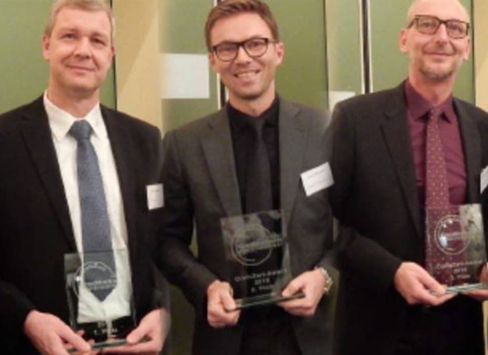 Drei Mitarbeiter der MEDTRON AG nach Erhalt des CrefoZert-Awards