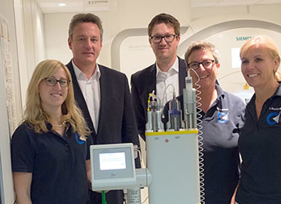 Team der Radiologie Weinheim mit den Vertriebsmitarbeitern der MEDTRON AG nach der Erstinstallation des Accutron MR3