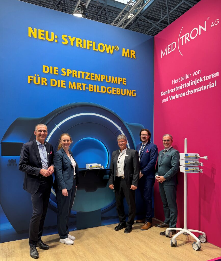 Personen der MEDTRON AG zusammen mit Personen der Saegeling Medizingtechnik stehen vor der Syriflow MR um ihre Zusammenarbeit zu verkünden.