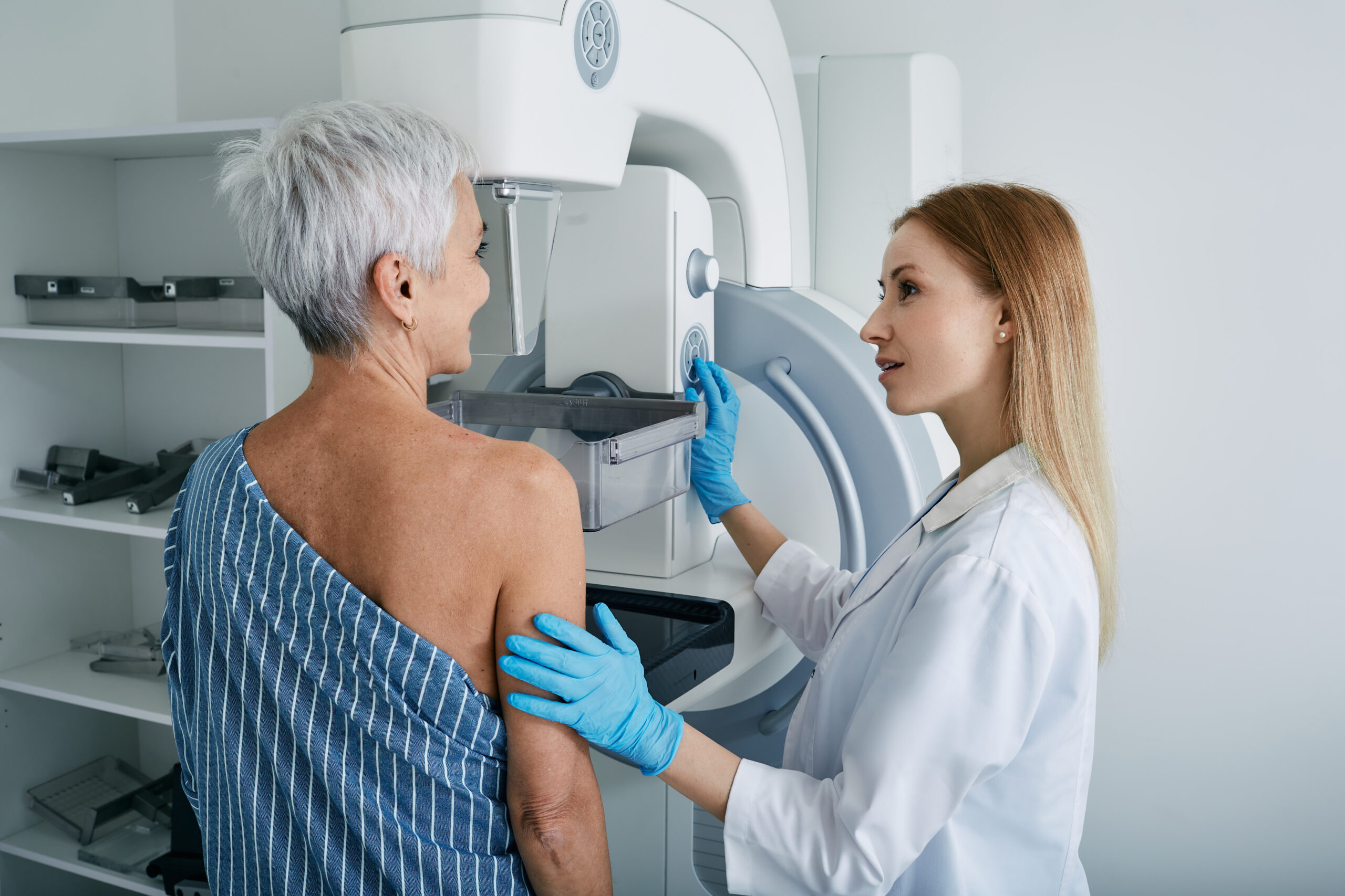 Eine ältere Frau bei der konstrastmittelgestützten Mammographie